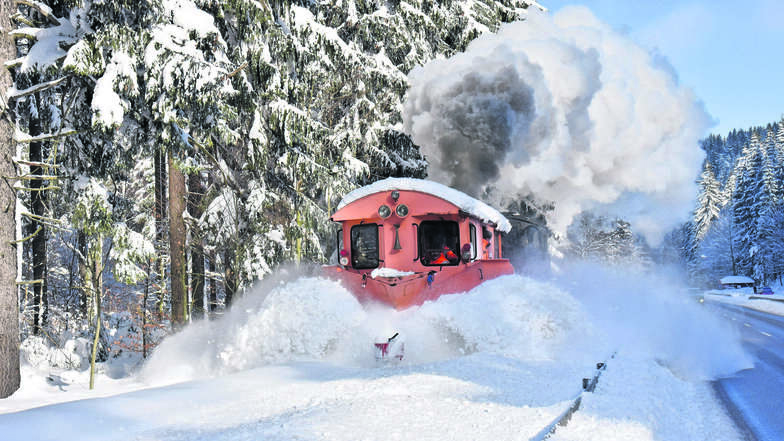 Am Montag war die Weißeritztalbahn mit dem Schneepflug unterwegs, um die Strecke wieder frei zu bekommen.