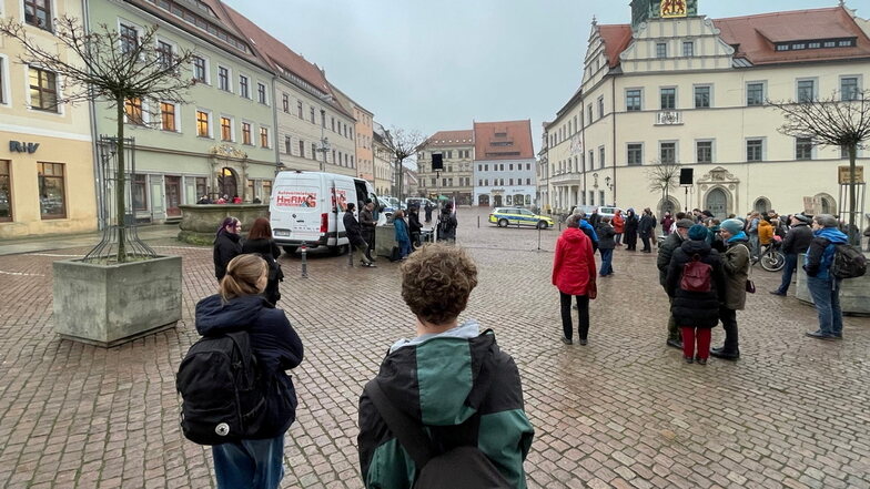 Demo in Pirna: Protest gegen die Aktion "Stürmt mit uns das Rathaus" der Freien Sachsen.