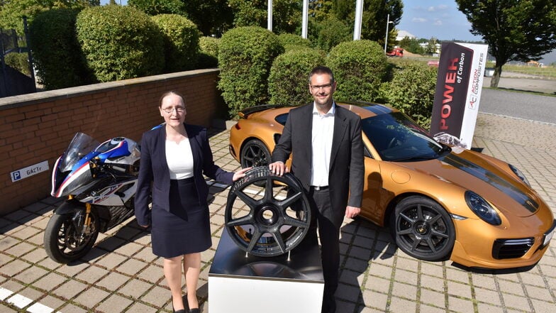 Mit Rädern aus Carbonfasern will die Firma Action Composites in Kesselsdorf durchstarten. Miteigentümerin Christine Beuleke und Geschäftsführer Jens Werner.