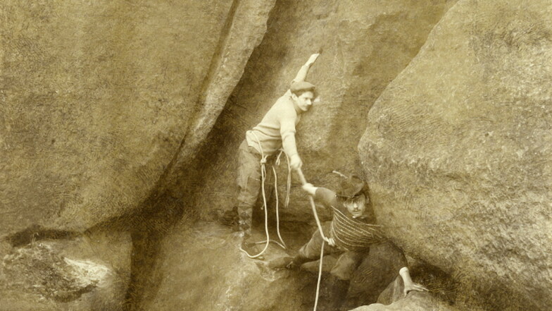 Zwei Kletterer beim Abstieg im Turnerweg 1903.
