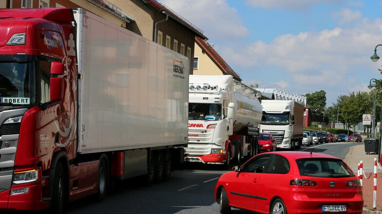 Wenn Stau auf der Autobahn ist, quälen sich Lkws in Massen durch Wilsdruff.