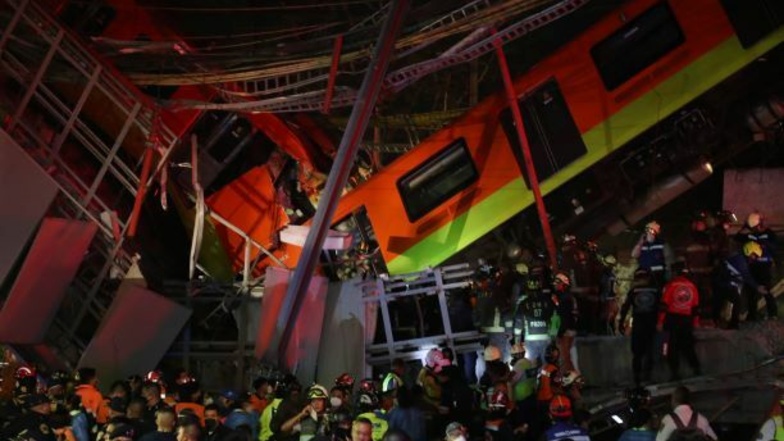 Rettungskräfte stehen am Unfallort, nachdem eine U-Bahnbrücke zum Teil eingestürzt ist.