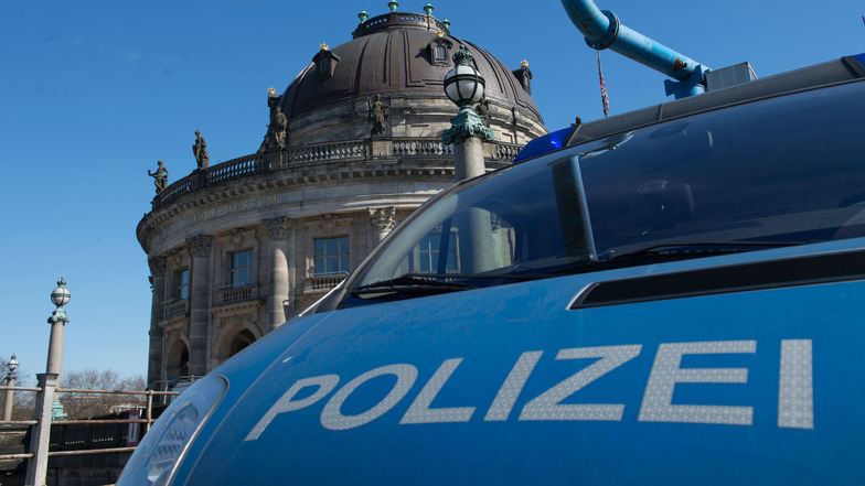 Ein Polizeifahrzeug steht vor dem Bodemuseum auf der Berliner Museumsinsel. Hier wurde die Goldmünze, von der nur fünf Exemplare geprägt worden waren, ausgestellt.