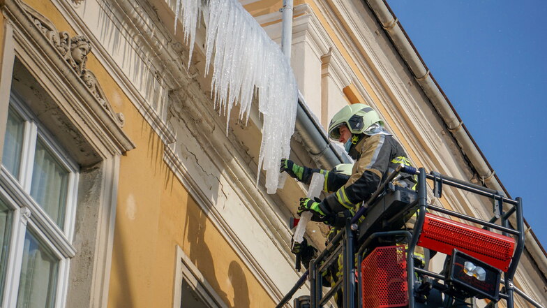 Feuerwehrleute haben am Donnerstagmittag große Eiszapfen, die in der Bautzener Schulstraße direkt über dem Gehweg hingen, beseitigt.