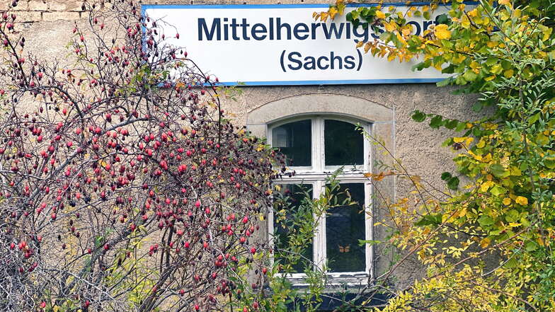 Immer mehr Grün rankt sich um das frühere Bahnhofsgebäude. Mittelherwigsdorfs Bürgermeister Markus Hallmann gibt zu, dass es "kein Schmuckstück" ist.