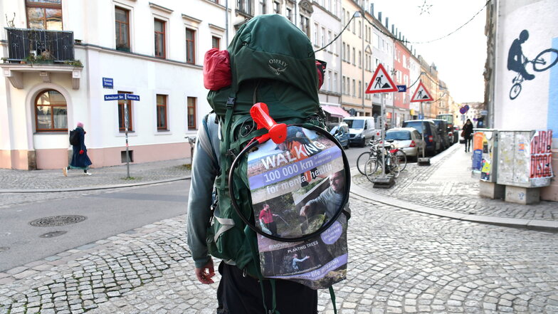 In seinem 20 Kilogramm schweren Rucksack trägt Mark Verdonschot alles mit sich, was er auf seinem 100.000 Kilometer langen Weg braucht.