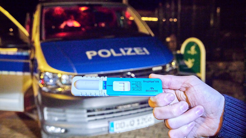 Ein mutmaßlicher Drogenhändler ist am Mittwoch vor der Polizei in Leipzig geflüchtet. Bei einem Unfall verletzt er sich schwer. Die Beamten finden anschließend mehrere Gramm Drogen in seiner Wohnung.