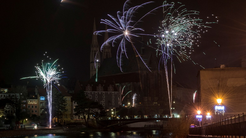 Das Bild stammt aus der Silvesternacht 2015/2016. Damals waren Feuerwerke an der Görlitzer Altstadtbrücke noch erlaubt.