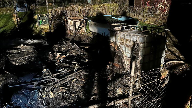 Die Überreste der abgebrannten Gartenlaube.