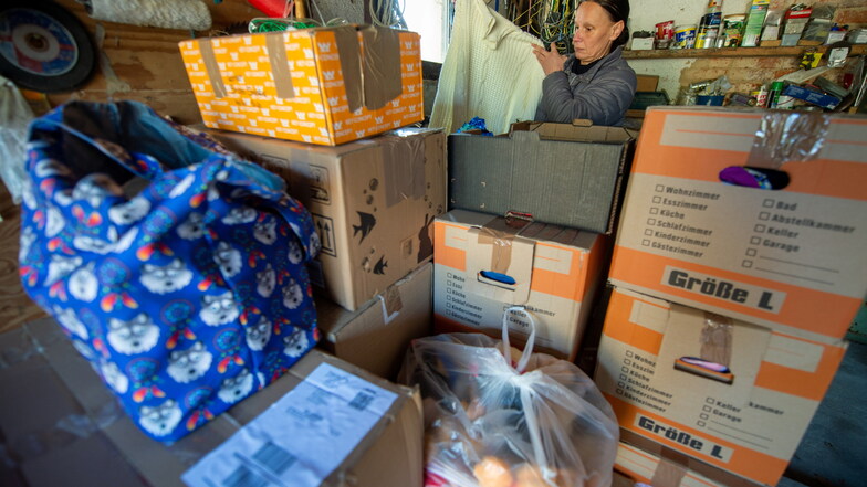 Zahlreiche Spenden sind schon eingegangen, aber noch nicht genug: Simone Staatz vom Tierschutzhof in Blattersleben beim Sortieren und Sichten der abgegebenen Spenden für ukrainische Flüchtlinge.