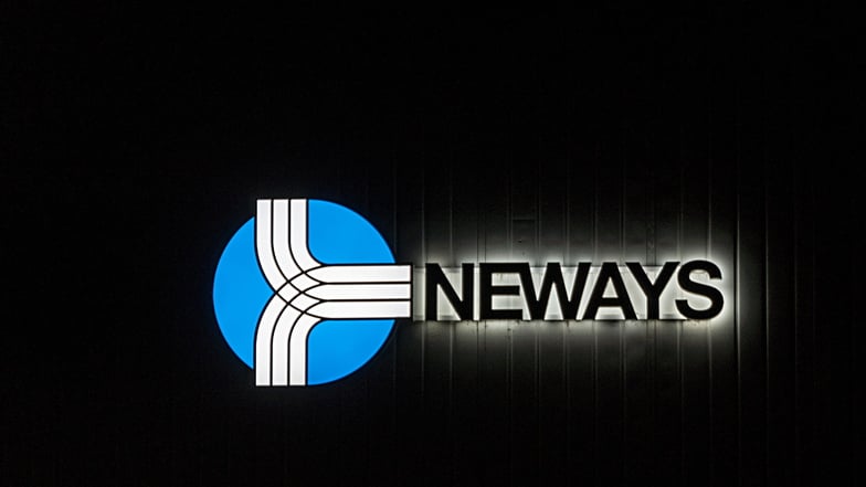 Das Logo von Neways Electronics in Riesa am Firmensitz Bayern und Sachsen Straße 1 in der Nacht.