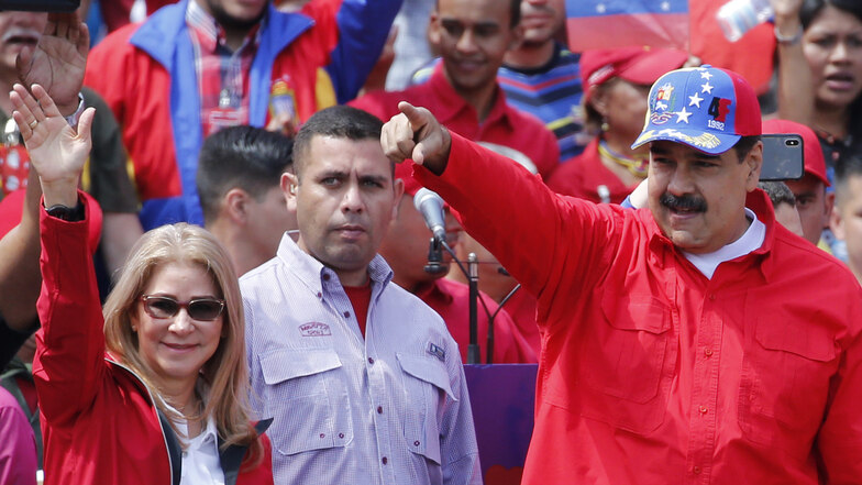 Nicolas Maduro, Präsident von Venezuela, und seine Frau, Cilia Flores begrüßen ihre Unterstützer bei einer Kundgebung. Bei einer offiziellen Kundgebung zeigte sich Maduro von seinem Herausforderer unbeeindruckt: "Ich bin der wahre Präsident Venezuelas. Un