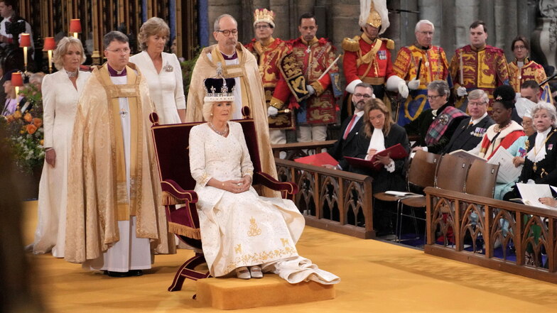 Königsgemahlin Camilla (M) wird während ihrer Krönungszeremonie in der Westminster Abbey mit der Krone von Königin Mary gekrönt.