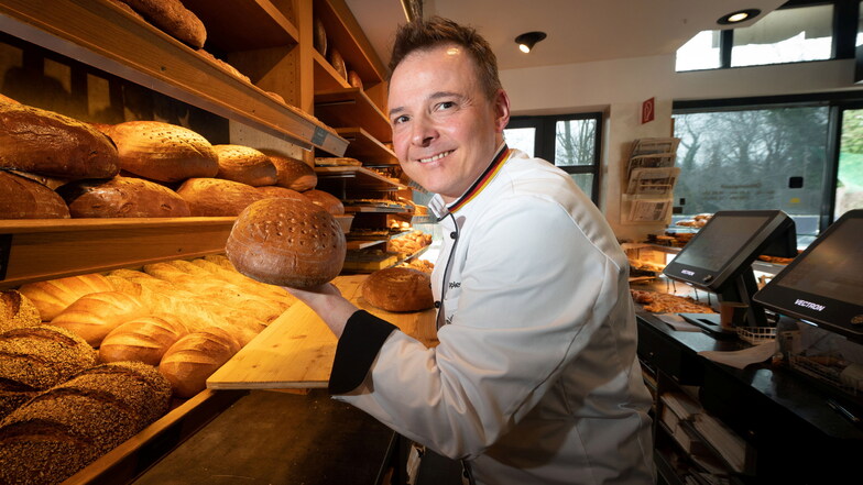 Der Dresdner Bäckermeister Andreas Wippler verweist auf viele Faktoren, die die Preise für Brot und Brötchen beeinflussen.