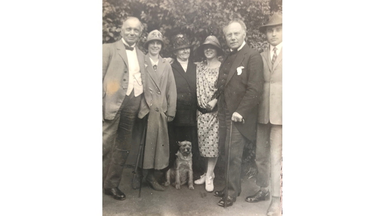 Letztes Heimat-Foto im Jahr 1925 in Rostock: Oskar Böhme (2.v.r.) mit Bruder Eugen (l.) und dessen Familie. Dank Eugen blieb der Nachlass erhalten.