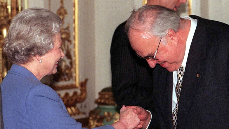 Während ihrer sieben Jahrzehnte als Königin hat die Queen wohl mehr Männer und Frauen der Zeitgeschichte getroffen als jeder andere Mensch der Welt - darunter auch den deutschen Kanzler Helmut Kohl.