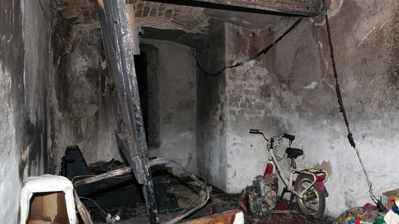 Das ist eines von zwei Kellerabteilen, in denen der unbekannte Brandstifter abgestellten Hausrat angezündet hat.
