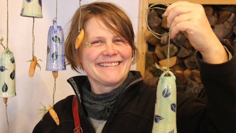 Karla Grziwa ist erst seit knapp zwei Jahren in Burkau selbstständig. Sie fertigt hauptsächlich Gebrauchsgeschirr mit Unterglasur-Malerei an. Ihre neueste Erfindung sind schmale Glocken, die wie Blüten anmuten, mit Papierschnur und Holzklöppeln.