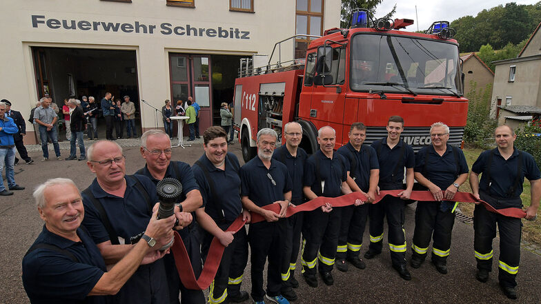 Die Schrebitzer Feuerwehrleute freuen sich über ihr neues Tanklöschfahrzeug, das schon einige Zeit bei der Berufsfeuerwehr in Chemnitz im Einsatz gewesen ist.