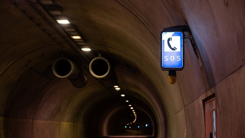 Tunnel "Königshainer Berge" wegen Unfall gesperrt