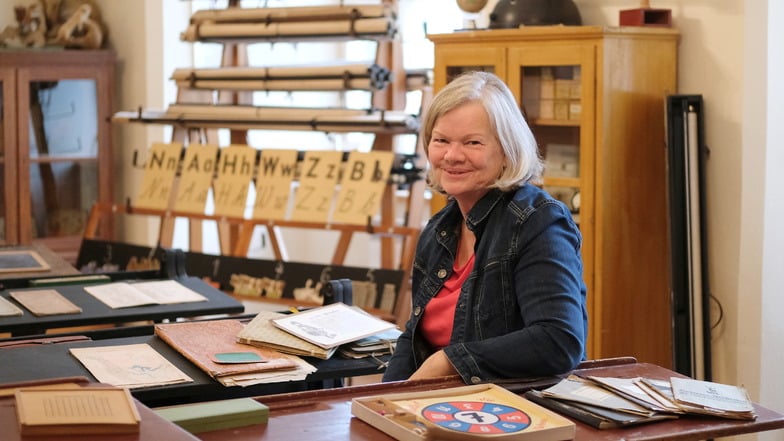 Cornelia Müller betreut die Schulausstellung im Heimatmuseum Schloss Rothschönberg.