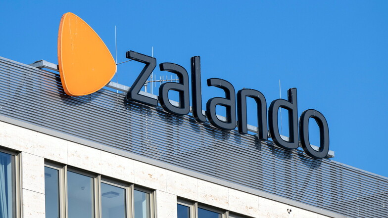 Der Online-Modehändler Zalando hat nach erfolgreichen Pandemiejahren zunehmend mit der deutlich geringeren Kauflaune der Verbraucher zu kämpfen.