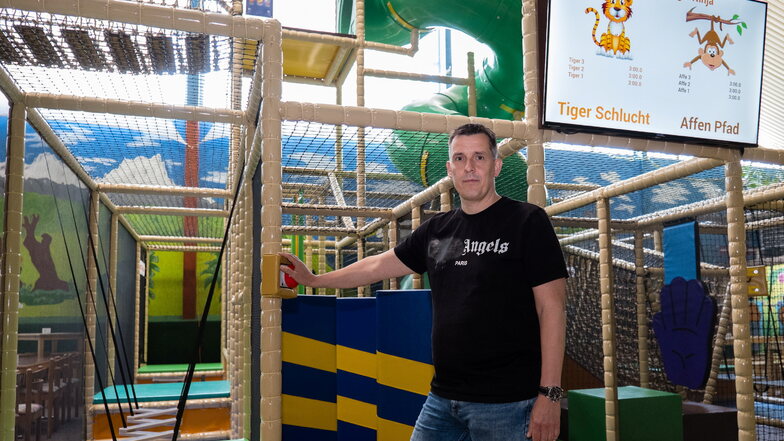 Dieter Hawelky ist Inhaber des Kinderspiellands im Rosenhof in Görlitz. Der Kids Ninja-Parcours ist neu. Jetzt warten Hawelky und sein Team darauf, endlich wieder öffnen zu dürfen.