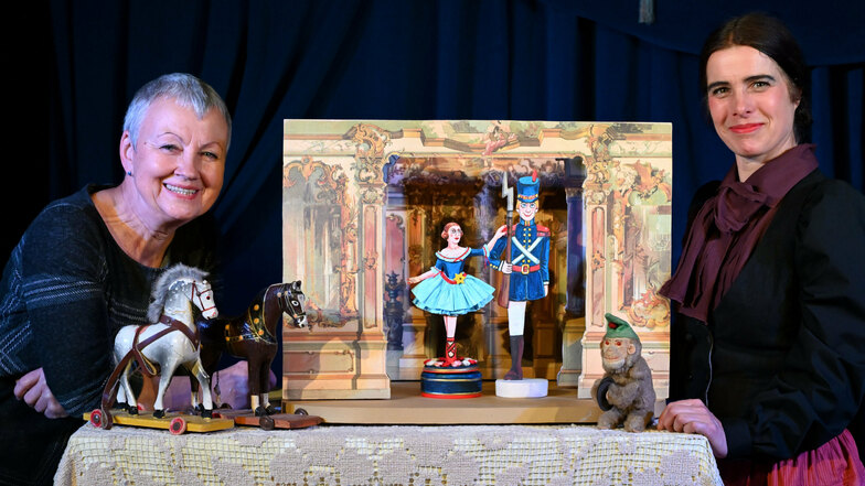 Puppenspielerin Karla Wintermann aus Röhrsdorf (links) inszenierte mit der Tänzerin und Schauspielerin Daniela Schwalbe aus Hermsdorf das Märchen „Der standhafte Zinnsoldat“.