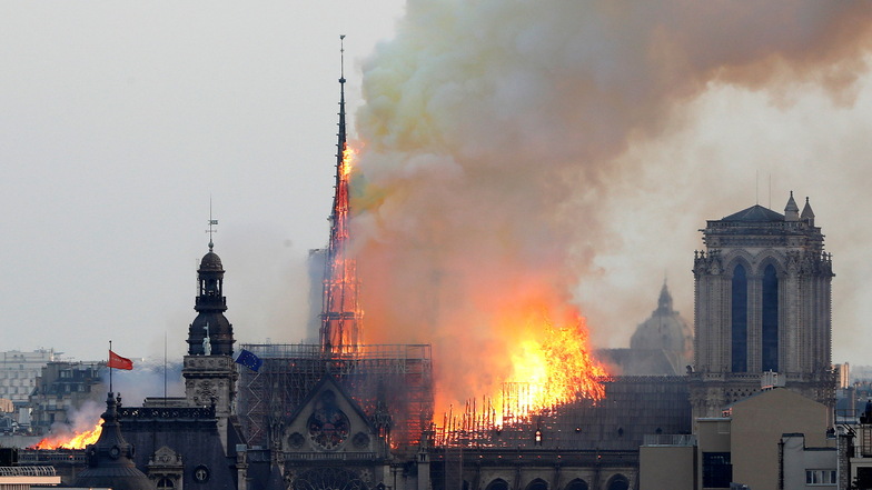 15.04.2019: Flammen und Rauch steigen von der Pariser Kathedrale Notre-Dame auf. Die wiederaufgebaute Kirche soll Ende 2024 öffnen.
