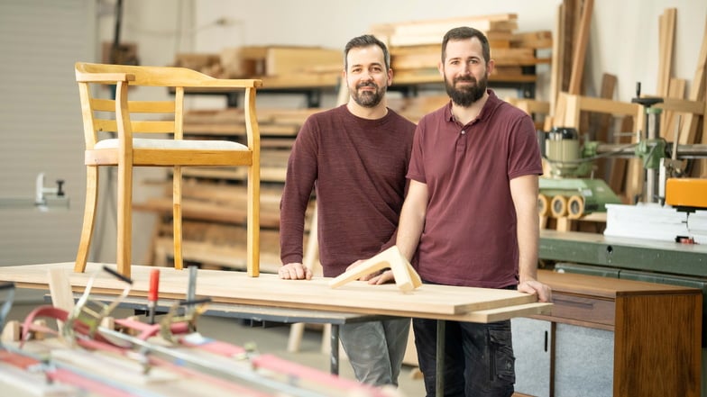 Instagram und Kreissäge gehören für sie zusammen: Das Brüderpaar Patrick und Thorsten Henseler, beide Anfang 30, haben 2020 die Möbelmanufaktur Redwood gegründet.