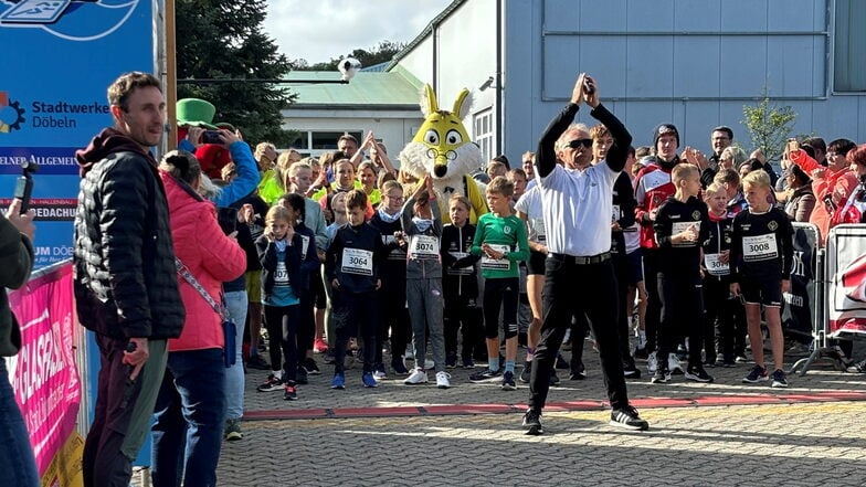 Von jung bis alt waren alle beim Döbelner Halbmarathon vertreten. Para-Triathlet Martin Schulz (l.) gab den Startschuss.