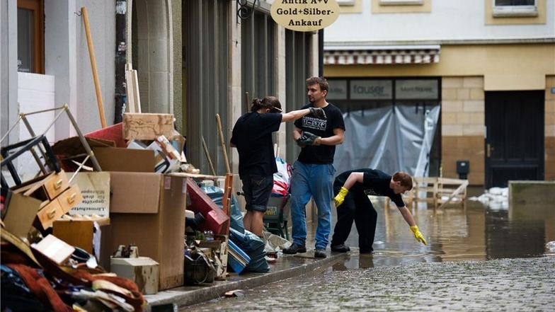 Freiwillige Helfer und Bürger von Pirna beseitigen die Schäden des Hochwassers.