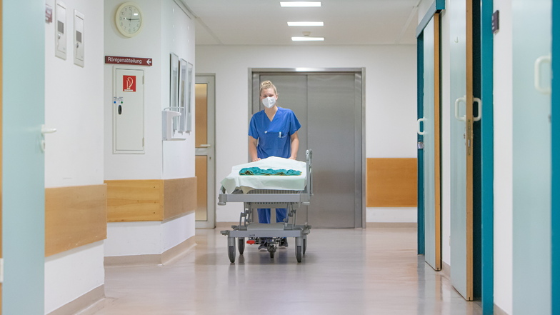 Angesichts steigender Corona-Zahlen und Personalnot in Krankenhäusern plant Bundesgesundheitsminister Karl Lauterbach (SPD) eine Reform zur Entlastung.
