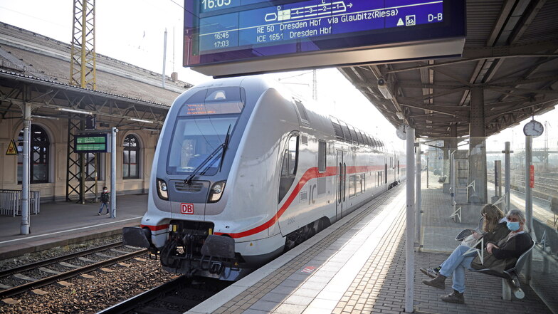 Noch hält der Intercity-Zug in Riesa. Ab Freitagabend, 17. September, ist damit Schluss. Dann fährt er bis Dienstag, 21. September, eine Umleitung über Elsterwerda bis nach Dresden.