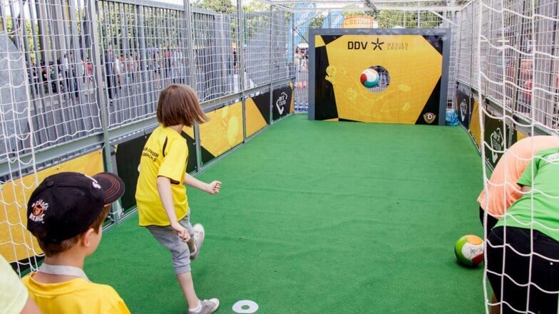 Ein unvergesslicher Tag: Beim Kindergeburtstag im Rudolf-Harbig-Stadion können kleine Fußballfans ihre großen Träume wahr werden lassen – inklusive Stadiontour und Freundschaftsspiel!