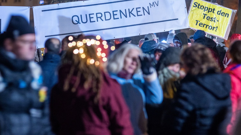In Schwerin treffen sich Teilnehmer einer Demonstration gegen die Corona-Beschränkungen.