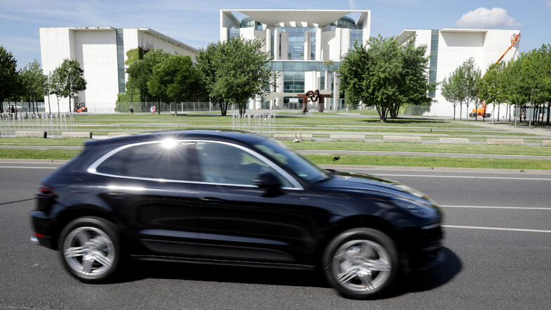 Ein Porsche Macan fährt am Bundeskanzleramt vorbei. Viel Sprit verbrauchende Autos werden über die Kfz-Steuer ab 2021 etwas teurer.