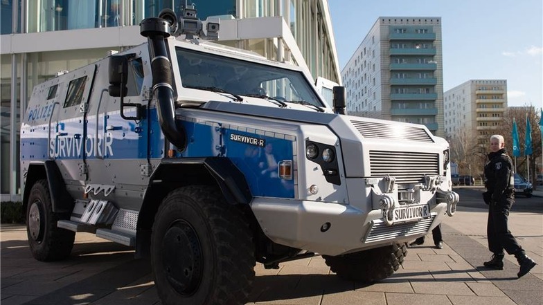 Das Sondereinsatzfahrzeug Survivor R wird von Rheinmetall Defence vor dem Kongresshaus bcc-Berlin vorgeführt.