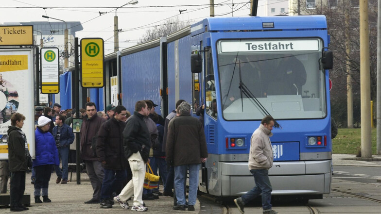 Auf dem Postplatz durften die Dresdner die Straßenbahn am 13. Januar 2001 begutachten. 