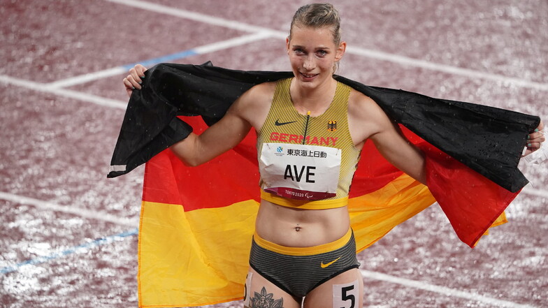 Lindy Ave jubelt mit der Deutschlandfahne über ihre Weltrekord-Zeit und ihren Sieg über 400 Meter.