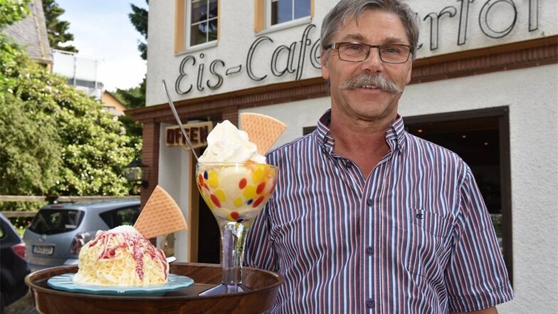 Wieland Sartor hat alle Hände voll zu tun. Zu den Spezialitäten im Eiscafé Sartor in Bärenfels gehört Eberescheneis.