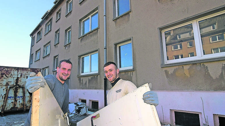 Zurzeit gibt es viel Arbeit für Christian Hertwig (links) und Markus Kronenberger. Die Wohnblöcke an der Ernst-Thälmann-Straße in Ostrau werden saniert. Es sollen höherwertige Wohnungen entstehen.