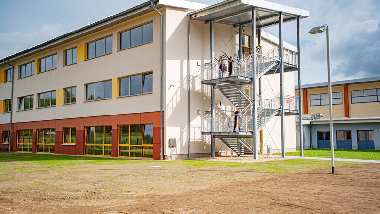 Geschafft: Der Anbau an der Arthur-Kießling-Oberschule in Königsbrück ist fertig. Nun bietet die Schule Platz für 336 Schüler.