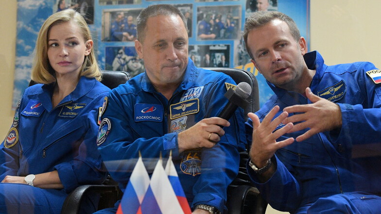 Die russische Schauspielerin Julia Peressild (l-r), der Kosmonaut Anton Schkaplerow und der Filmregisseur Klim Schipenko, vor dem Start des Raumschiffs Sojus MS-19 zur Internationalen Raumstation (ISS) auf dem Kosmodrom Baikonur.