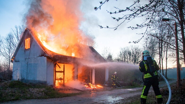 Zu einem Brand rückte die Feuerwehr am Montagmorgen in den Bischofswerdaer Ortsteil Kynitzsch aus.