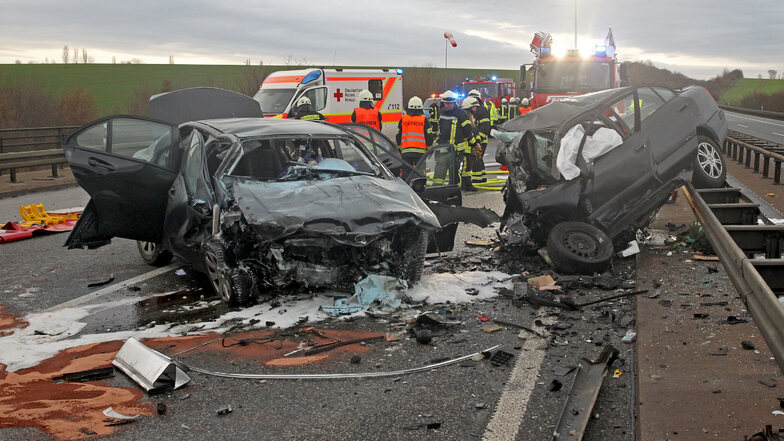Zwei zerstörte Autos stehen nach einem Frontalzusammenstoß bei dem drei Menschen starben, auf der Autobahn 38. Eines der Autos sei in der falschen Richtung unterwegs gewesen.
