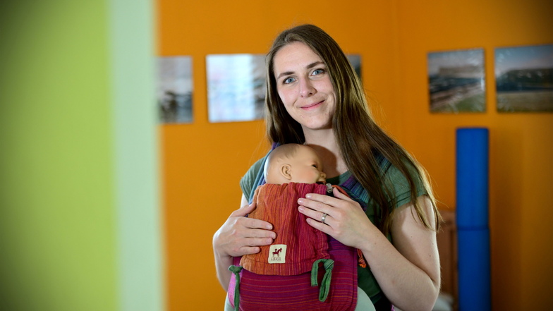 Nadine Kriegerow aus Neueibau bietet unter anderem Trageberatung für Eltern mit Babys an. Mit der Puppe demonstriert sie, wie es richtig geht.