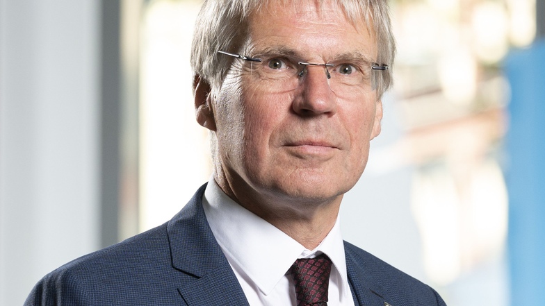 Der Leiter des Karlsruher Instituts für Technologie (KIT), Prof. Holger Hanselka, ist vom Fraunhofer-Senat am Donnerstagabend in Dresden als neuer Präsident gewählt worden.