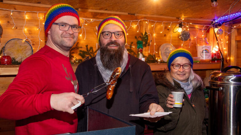 Robin Stachowski, Robert Geburek und Corina Stachowski bedienen die Weihnachtsmarkt-Besucher am Stand des Regenbogen-Vereins. Dieser belegte den ersten Platz im Wettbewerb um den weihnachtlichsten Stand.