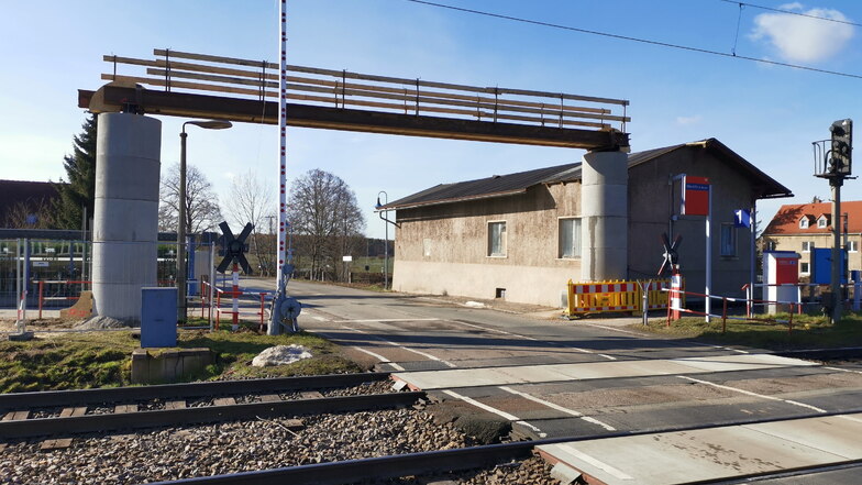 Noch sind die Schranken an der Bahnhofstraße in Glaubitz geöffnet. Aber bald schon für längere Zeit nicht.